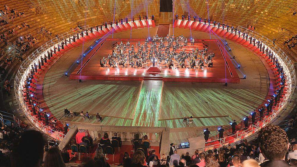 Schütter besetzte Reihen, und das Orchester spielt im Parkett: Verona 2020