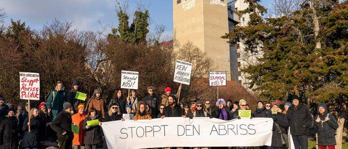 „Skandal um Rösi“: Protestaktion vor den Türmen der Rösselmühle - die wurden mittlerweile abgerissen