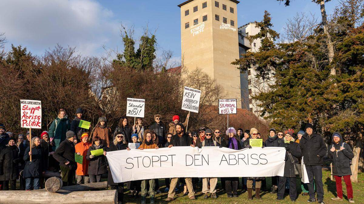 „Skandal um Rösi“: Protestaktion vor den Türmen der Rösselmühle - die wurden mittlerweile abgerissen