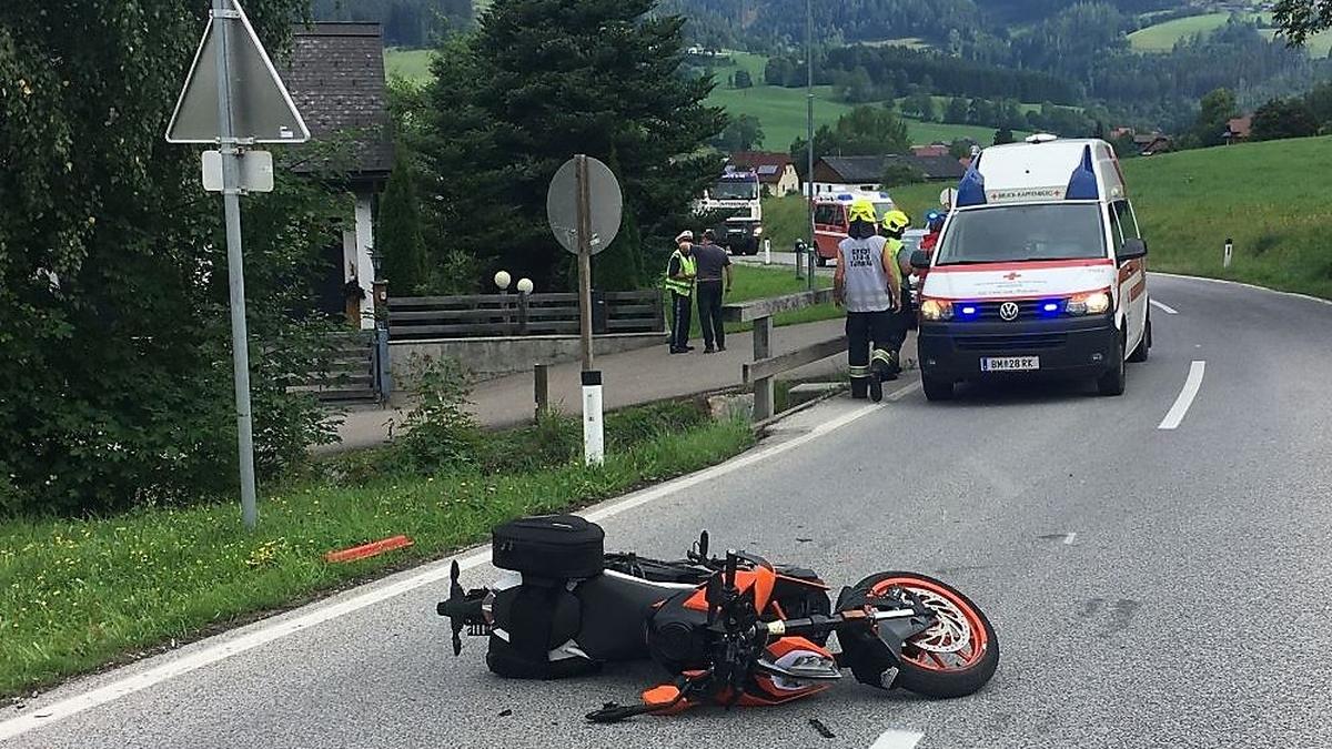 Das Motorrad war von einem Auto erfasst worden