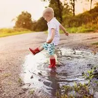 Regenpfützen bei Sonnenschein wird es am kommenden Wochenende vielerorts geben