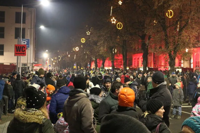 Neben den heißbegehrten Sackerln für die Kinder gab es auch sonst an den Ständen der Feuerwehr von Glühwein bis hin zur original Weizer Bohnensuppe viele Leckereien für Groß und Klein.