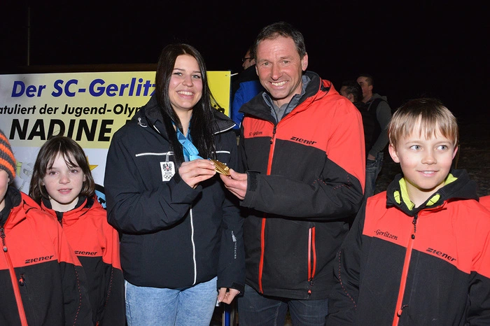 Cheftrainer Heli Mayer und die Jugendolympiasiegerin.
