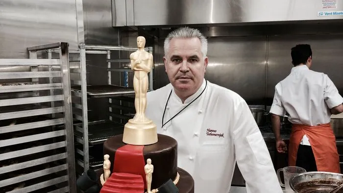 Seit Jahrzehnten mit Starkoch Wolfgang Puck befreundet, seit Jahren Teil des Oscar-Küchenteams: "Tschebull"-Wirt Hannes Tschemernjak vom Faaker See. "Es ist immer ein Erlebnis und eine Freude", sagt der Kärntner, der seinen Sohn Peter mit in Kalifornien hat.