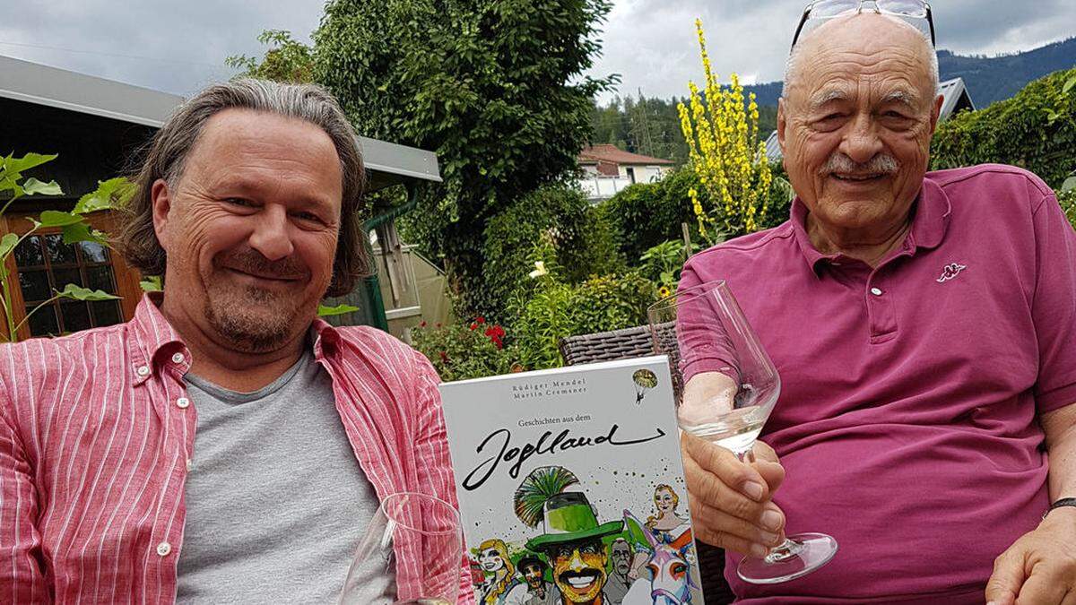 Martin Cremsner und Rüdiger Mendel mit ihrem Buch „Geschichten aus dem Joglland“