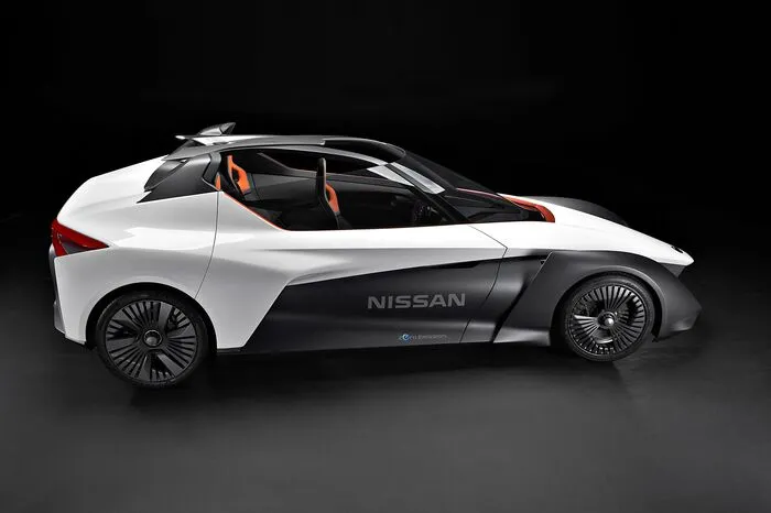 Seine Leistung zieht der 1300 Kilogramm schwere Blade Glider aus der Batterie- und Motorentechnik des für dieses Projekt gewonnenen Nissan Partners „Williams Advanced Engineering“ aus Großbritannien. Die Höchstgeschwindigkeit der Prototypen liegt bei mehr als 190 km/h. Von null auf hundert beschleunigt das Fahrzeug in weniger als fünf Sekunden.