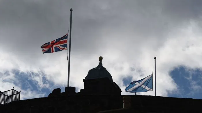 Seit dem frühen Freitagnachmittag hängen in Großbritannien sämtliche Fahnen auf Halbmast.