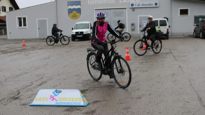 Am Elektrorad sicher unterwegs sind ab sofort die Teilnehmer des ersten Gleisdorfer E-Bike-Sicherheitskurses vor der Sporthalle Urscha