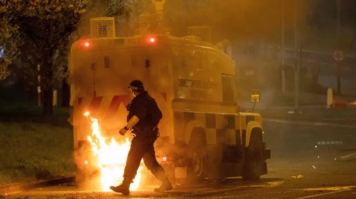 Bei Krawallen in der nordirischen Hauptstadt Belfast ist ein Linienbus angegriffen und in Brand gesetzt worden.