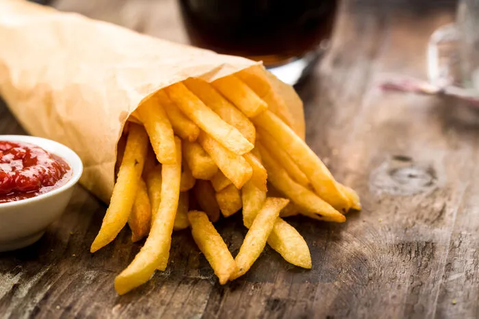 Tiefkühl-Pommes. Achtung, heiß und fettig. Laut dem Öko-Institut schlagen tiefgefrorene Pommes mit nicht weniger als 5,7 Kilogramm CO2-Äquivalente zu Buche. Es geht dabei allerdings weniger um die Erdäpfel an sich, sondern um die aufwendige Verarbeitung dieser zu den frittierten Stäbchen. Dabei werden nämlich hohe Mengen an Energie benötigt: Schließlich müssen die Pommes getrocknet, frittiert und tiefgekühlt werden.  Wer nicht verzichten möchte: Einfach selbst machen oder aber zu Salz- oder Pellkartoffeln greifen. Damit tut man nicht nur dem Klima, sondern auch der eigenen Gesundheit etwas Gutes.