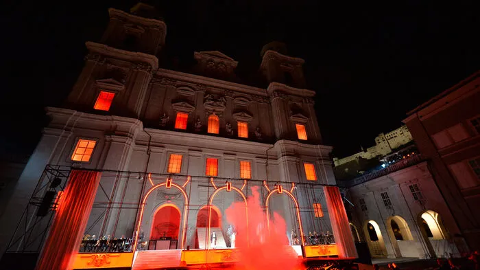 Karten sind seit jeher Mangelware: Der "Jedermann" wird auch in diesem Jahr wieder eine der beliebtesten Inszenierungen der Salzburger Festspiele sein. Kein Wunder, der nächtliche Salzburger Domplatz ist eine unvergleichliche Kulisse. Am Sonntag fand die Premiere statt.