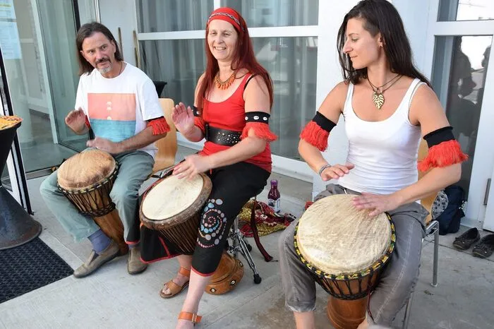 Zur Umrahmung trugen eine Kindermusikgruppe mit Franz Schober und ein Trommlertrio sowie eine Kindergartentanztruppe bei. Und unter den Gästen hatte sich auch die Traktoren-Oldtimergruppe Vogau mit ihren alten Vehikeln ein.