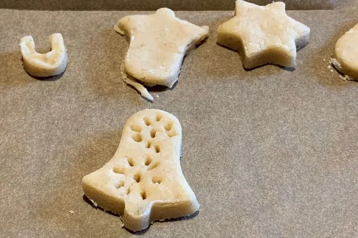 Die ersten Kekse sind bereit für das Backrohr. Goldbraun sollen sie werden.