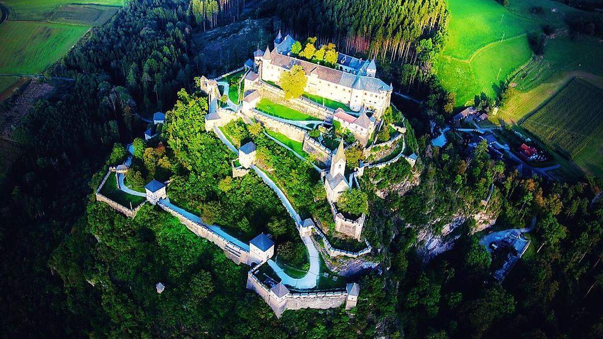 Die Burg Hochosterwitz und das Geschlecht der Khevenhüller wurden im Wappen verewigt