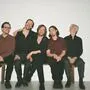 Auf einer Bank sitzt die Band Fuzzman & the Singin‘ Rebels | Fuzzman & the Singin‘ Rebels treten am 29. November im Kolpingsaal Lienz auf