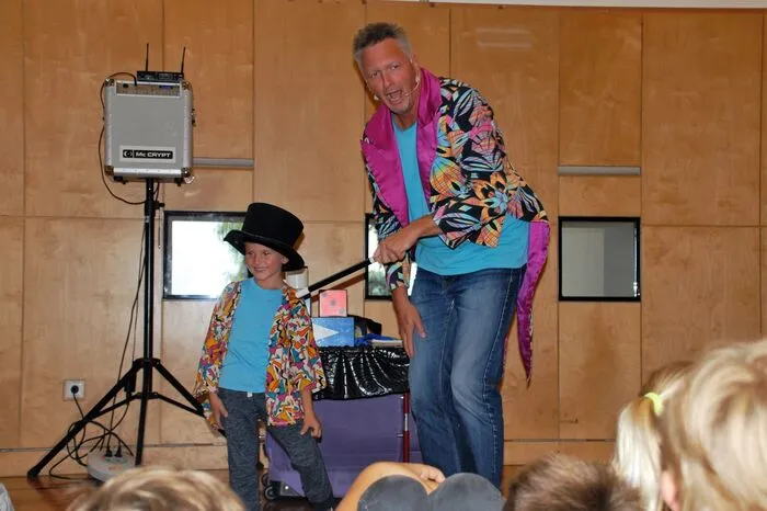 Die Zaubershow von Harry Fox war der Hit bei den Kinder. Vor allem, weil sie bei den Zauberkünsten auch aktiv mitwirken durften.