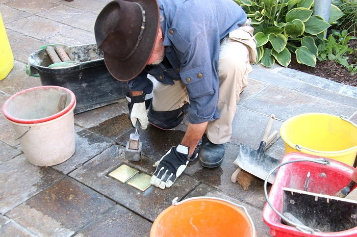 Der deutsche Künstler Gunter Demnig, der die Stolpersteine selbst herstellt und zum Teil auch verlegt, kam persönlich zur Gedenkfeier nach Köflach, um die Steine in den Boden einzulassen.