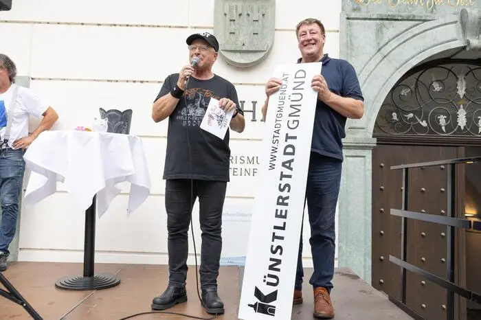 Den Besuchern wurde ein umfangreiches Rahmenprogramm mit Musik und Moderation geboten. Diese übernimmt bei allen Stationen Harry Prünster, der die gesamte Tour mitbegleitet. Gmünds Bürgermeister Josef Jury bedankte sich dafür, dass die Tour auch heuer wieder Halt in der Künstlerstadt machte.