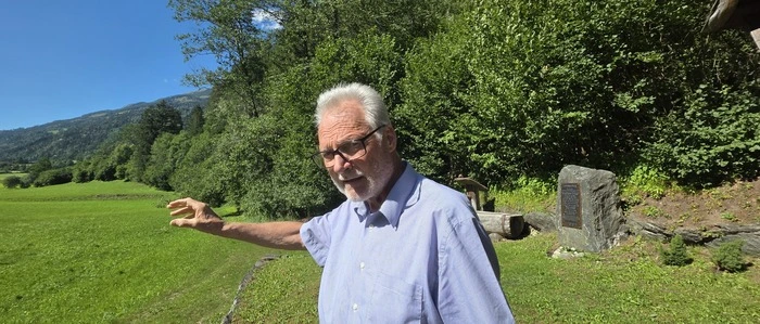 Alt-Bürgermeister Karl Poppeller zeigt auf die Fläche, die zur Schottergewinnung genutzt werden soll