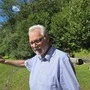 Alt-Bürgermeister Karl Poppeller zeigt auf die Fläche, die zur Schottergewinnung genutzt werden soll