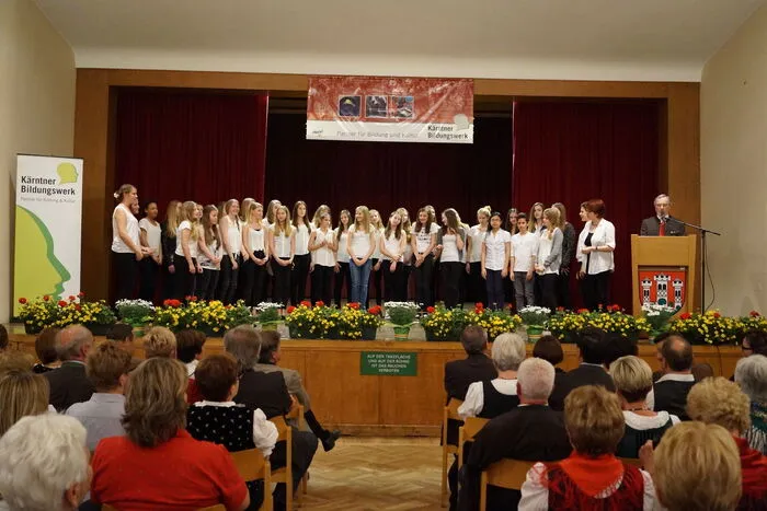 Der Unterstufenchor des Alpen-Adria-Gymnasiums Völkermarkt bei seinem Auftritt