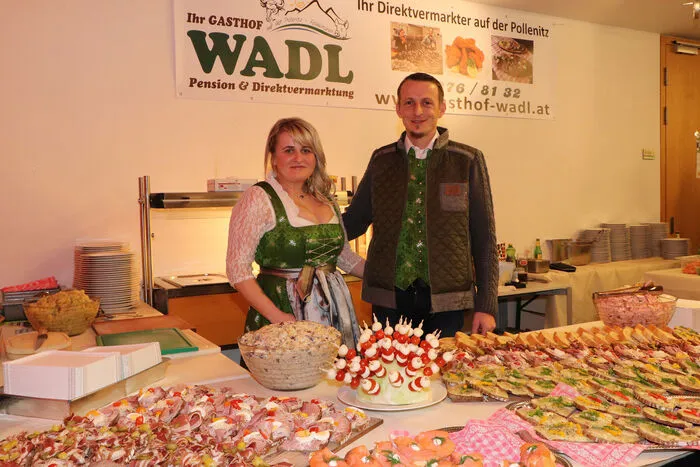 Erstmals waren  Jasmin und Philipp Wadl von Gasthof Wadl für das Bauernbuffet mit köstlichen Produkten zuständig.