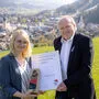 Redakteurin Veronika Höflehner übergab den Preis Hans Grogl über den Dächern Schladmings 