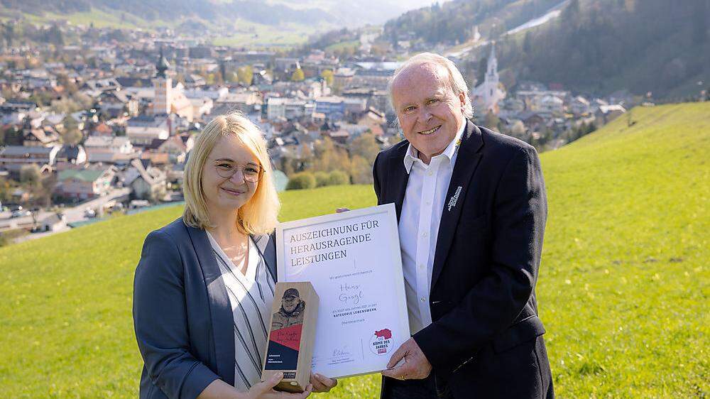 Redakteurin Veronika Höflehner übergab den Preis Hans Grogl über den Dächern Schladmings 