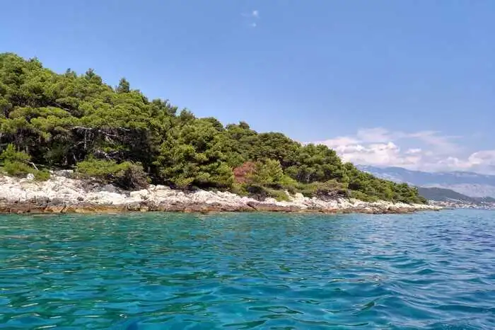 ... mit türkisem Wasser und geheimen Buchten an jeder Ecke.