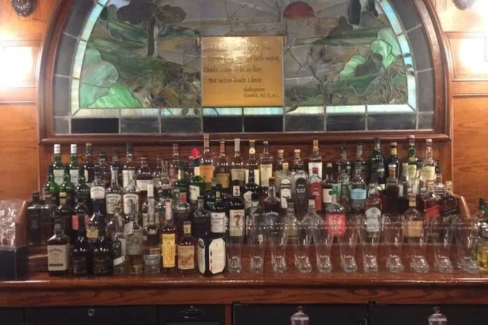 Das gilt auch für Stockyards City, das Revier der Cowboys und Rinderzüchter. Hier finden an bestimmten Tagen Rinderauktionen statt. Und wer den Tag mit einem ordentlichen Feuerwasser begießen möchte, der findet sich im Saloon ein. Stilecht: der McClintock-Saloon. Wer ...