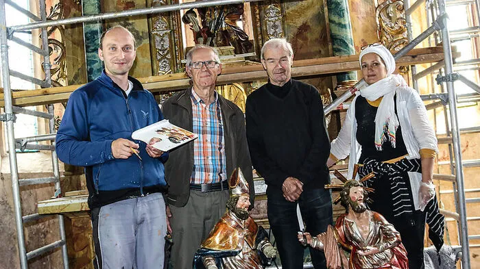 Von links: Restaurator Christian Walder, Rudi Kontschitsch, Dechant Ivan Olip und Restauratorin Michaela Ndiaye