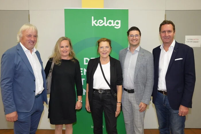Von der Stadt Spittal gratulierten Vizebürgermeisterin Angelika Hinteregger und Kulturreferent Lukas Gradnitzer der Kelag zum 100. Geburtstag.