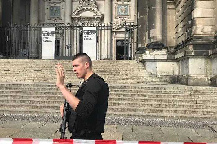 Der Mann habe im Dom "mit einem Messer hantiert" und soll "verbal aggressiv" gewesen sein.