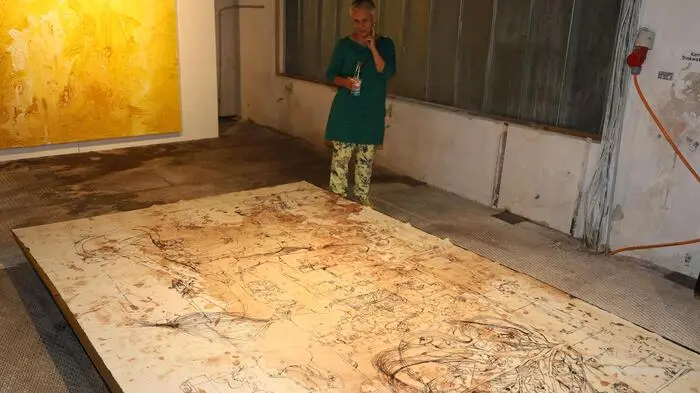 Die Kugelmühle in Mühldorf bildet den abstrakten Rahmen für eine Ausstellung mit Bildern des bereits verstorbenen Aktionskünstlers Hermann Nitsch