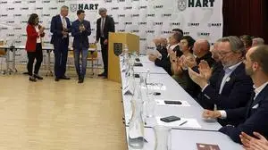 p20250424_5730
Konstituierende Sitzung des Gemeinderates Hart bei Graz am 24.04.2025.
Bild zeigt: v.l. hinten  2. Vizebürgermeisterin Andrea OHERSTHALLER (SPÖ), Bürgermeister Dipl.-Ing. Franz TONNER (ÖVP), 1. Vizebürgermeister Jakob BINDER (Bürgerliste), Bezirkshauptmann GU Andreas WEITLANER, ganz rechtes Ex-Bgmst. Jakob FREY
Foto © by der Plankenauer, www.der-plankenauer.at