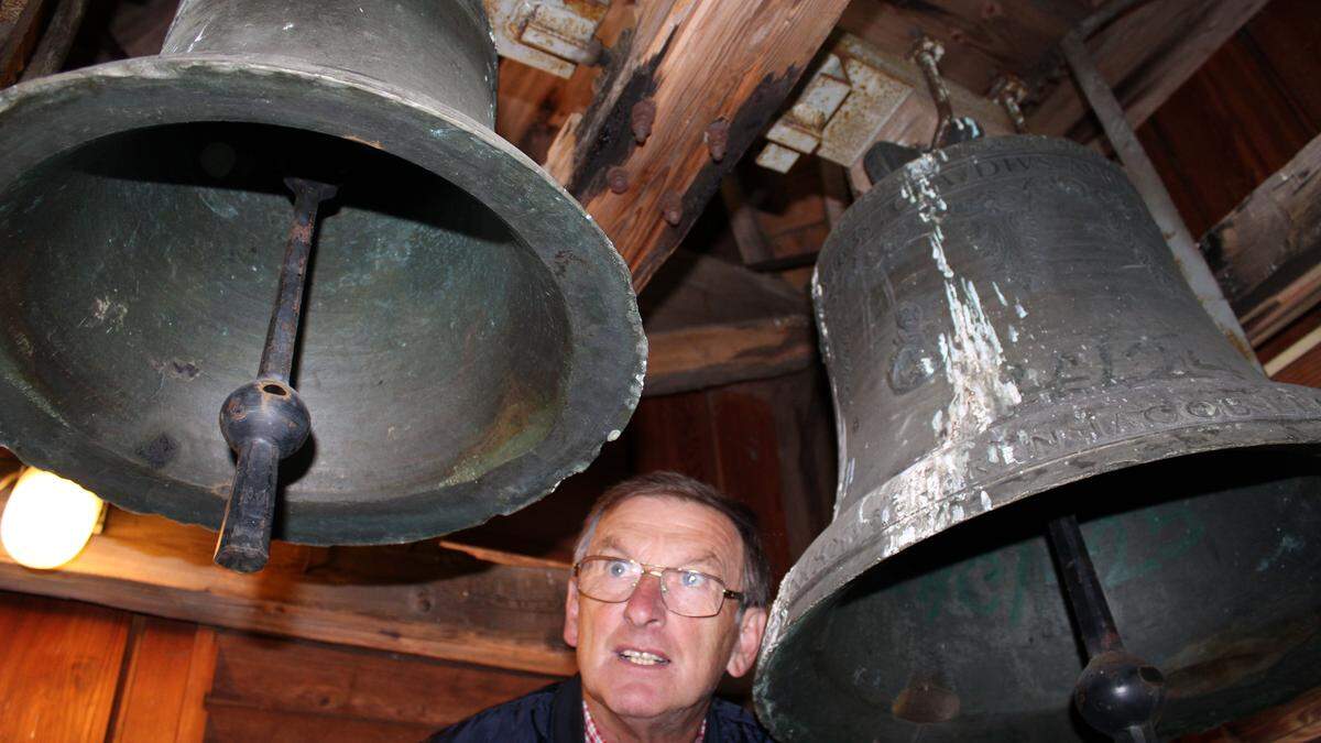 Obmann Peter Schweighofer zwischen den beiden Glocken der Laurentibergkirche