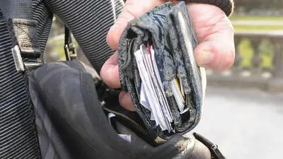 Während die Frau abgelenkt war, stahl eine der Täterinnen ihre Geldtasche (Symbolfoto)