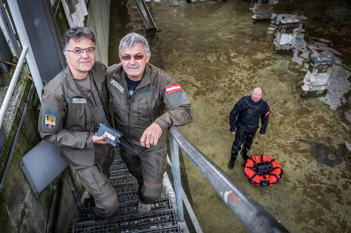John Eberhardt, Wolfgang Karl und Helmut Weidinger (von links) sind ein eingespieltes Team. Hier im Trockendock der Klagenfurter Werft, kurz vor der kontrollierten Sprengung eines Plastik-Containers.