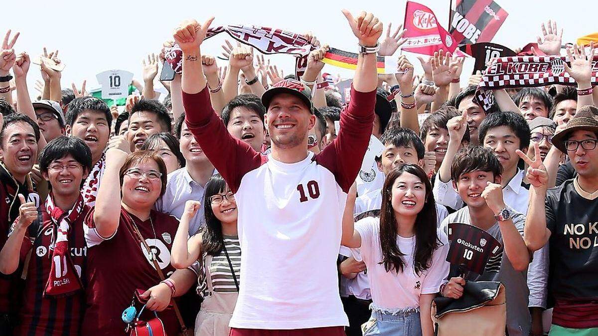 Lukas Podolski beim Empfang durch die begeisterten japanischen Fans