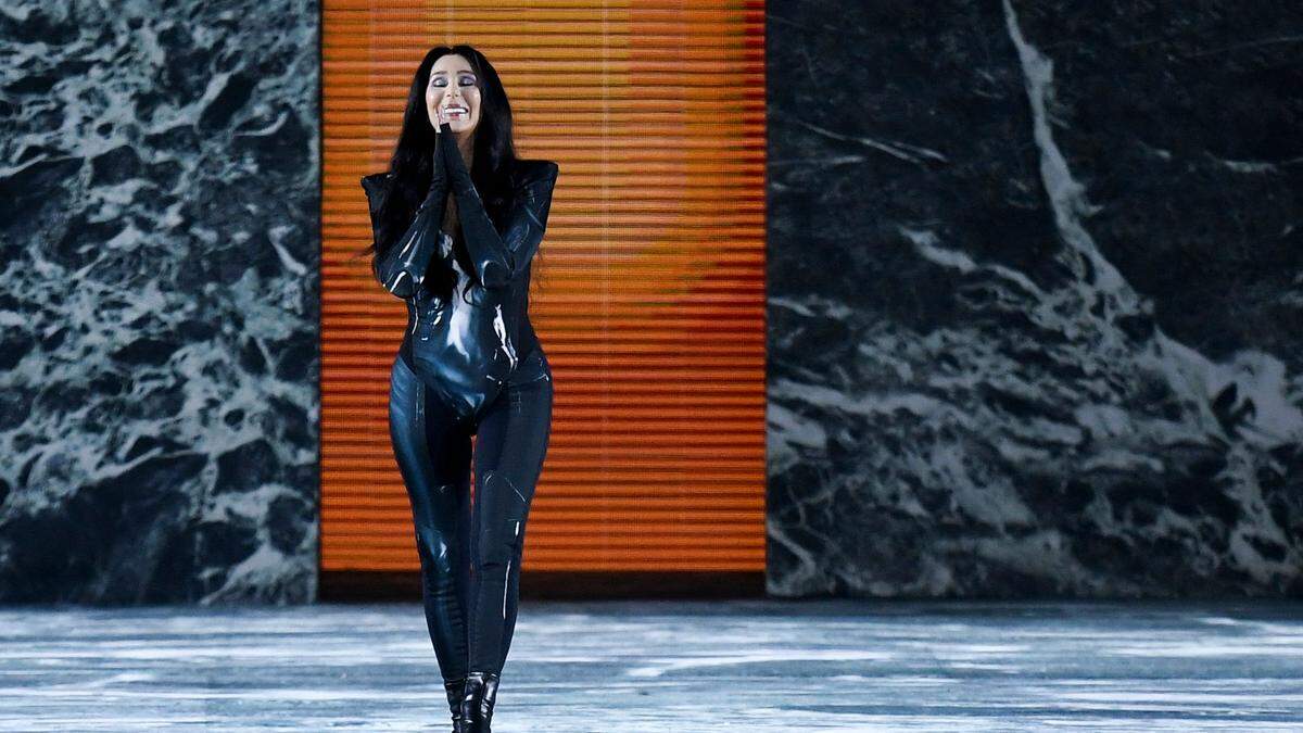 Bei der Balmain-Show in Paris lief Cher in Latex gehüllt über den Laufsteg