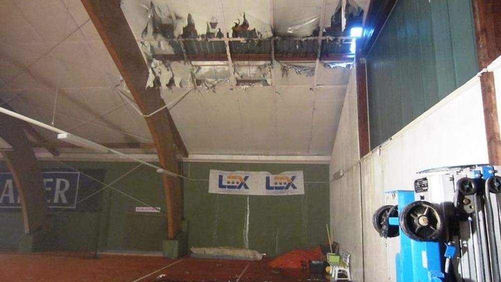 Das Dach der Tennishalle wurde beschädigt