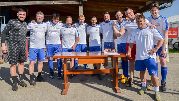 Eine Fußballmannschaft mit weißem T-Shirt und blauen kurzen Hosen ist zu sehen