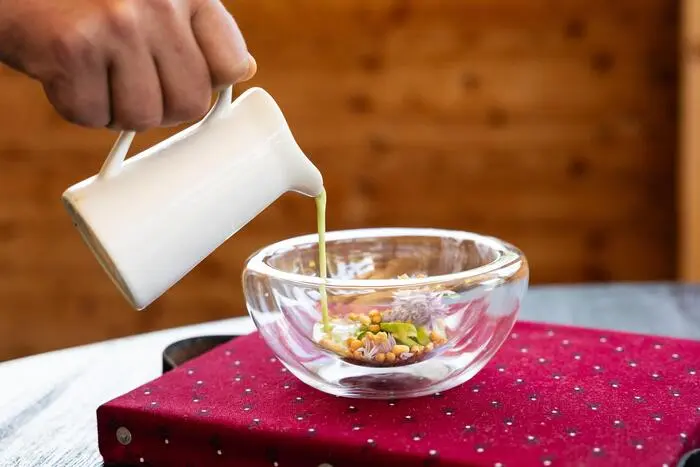 Als Suppeneinlage eignen sich Saibling, saisonales Gemüse wie Spargel oder auch Geräuchertes.