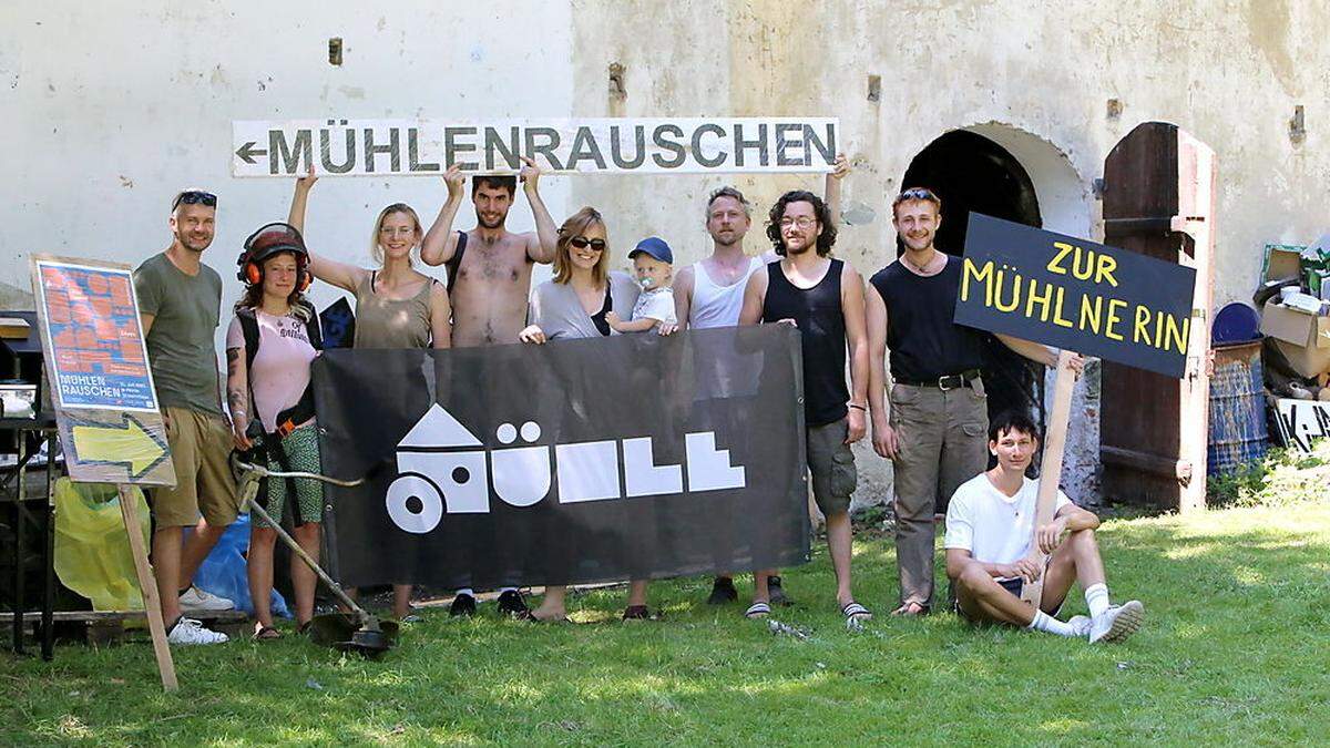 Ein Teil des Vereins beim Aufbau: Nina Liebich-Koller mit Sohn am Arm (Mitte) und Obmann Michael Lagler (ganz links)