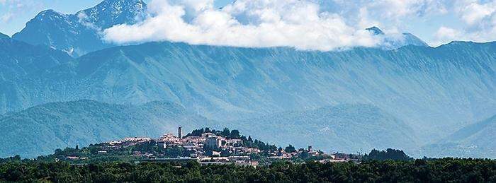 Ein Schmuckstück: San Daniele liegt inmitten von sanften Hügeln vor der imposanten Kulisse der Alpen.
