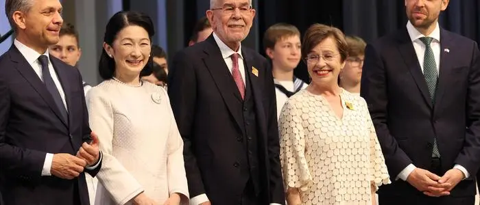 Einweihung des Österreich-Pavillons in Osaka: Alexander Van der Bellen und  Ehefrau Doris Schmidinger mit Kronprinzessin Kiko, flankiert von Wirtschaftsminister Hattmannsdorfer und dem Vizepräsidenten der Wirtschaftskammer Philipp Gady