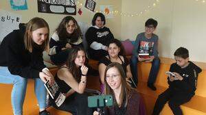 Regina Kern und Schüler bei den Dreharbeiten zum Werbevideo für die Schulbibliothek