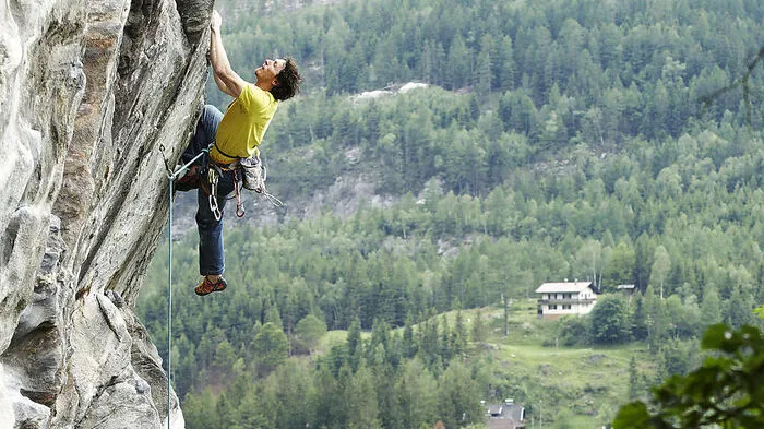 Gerhard Schaar klettert die "Fledermaus" (7a) an der Kreuzwand