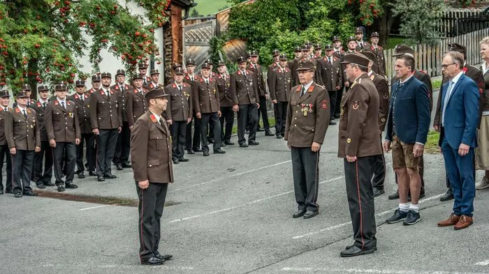 Ehrengäste, der Fahnenblock, Feuerwehrmänner des Abschnittes Oberland, Vertreter von Bezirk, Land und Gemeinde treffen in Anras ein.