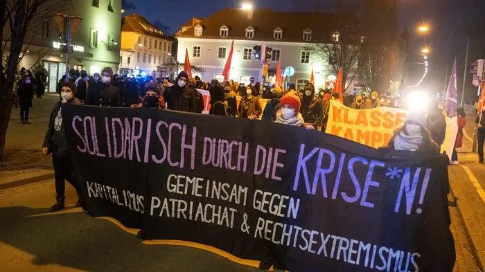 Ab 17 Uhr rief am Samstag ein Links-Bündnis zur Gegendemo "Solidarisch durch die Krise*n" auf.